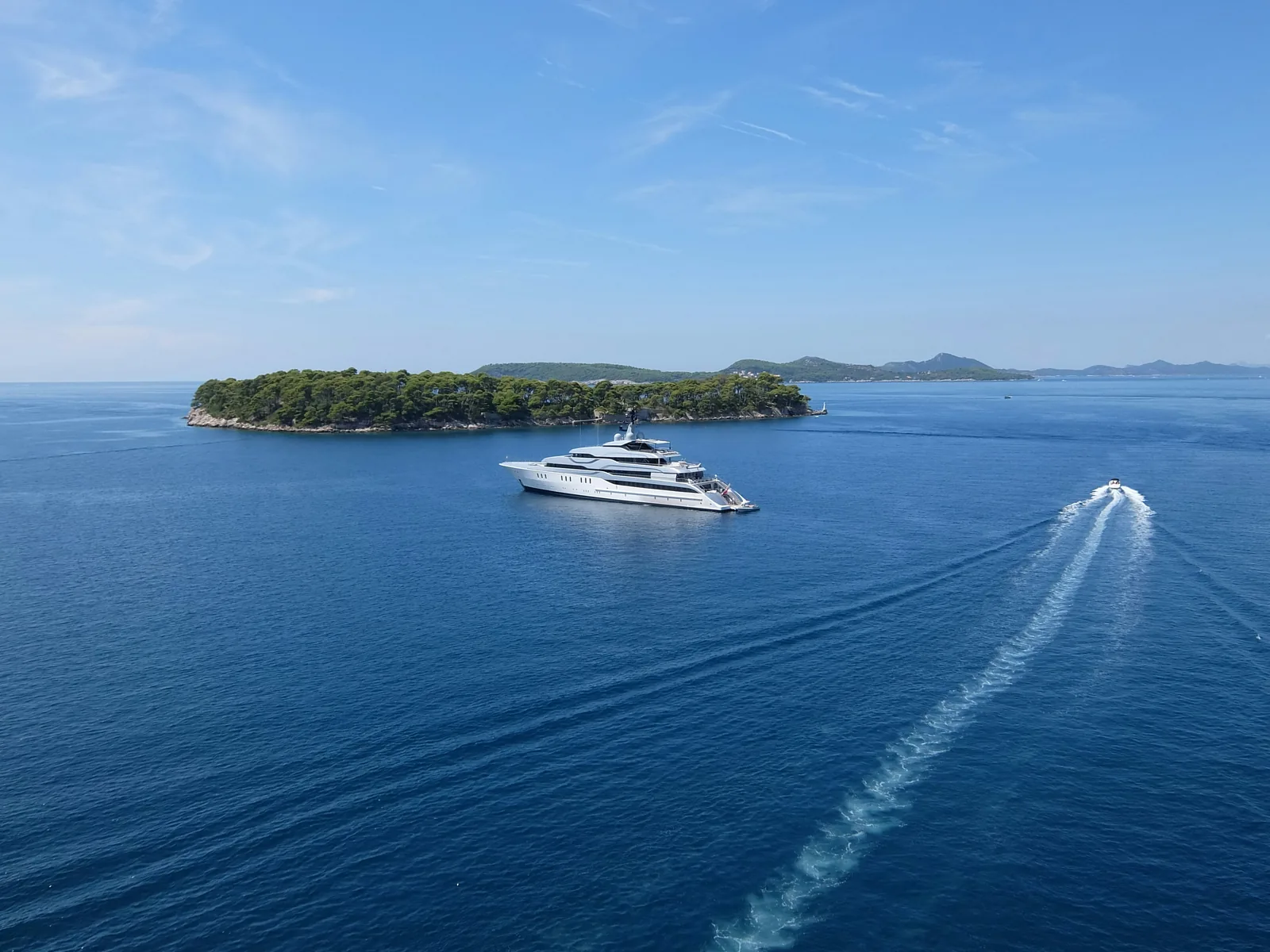 Yacht in einer Bucht an der türkischen Küste