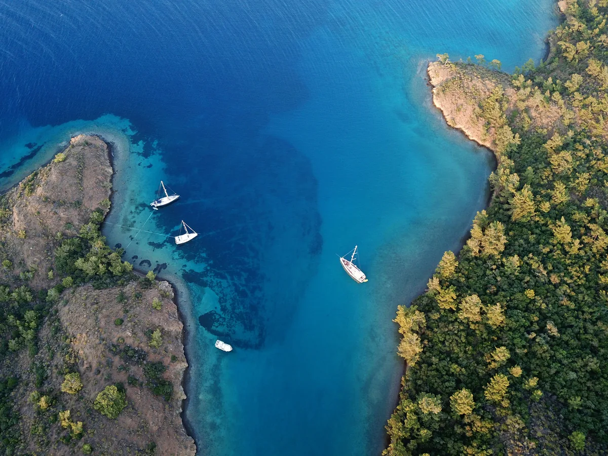 Türkisblaue Bucht mit ankernden Booten